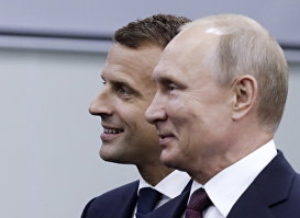 Президент РФ Владимир Путин и президент Французской Республики Эммануэль Макрон (слева)