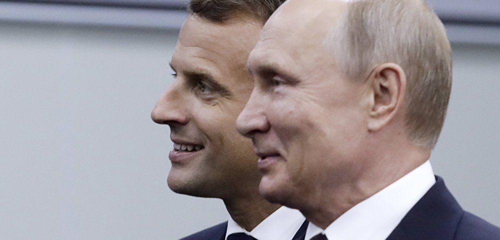 Президент РФ Владимир Путин и президент Французской Республики Эммануэль Макрон (слева)