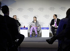Шестнадцатилетняя шведская активистка по охране окружающей среды Грета Тунберг во время сессии Всемирного экономического форума в Давосе, Швейцария, 25 января 2019 года