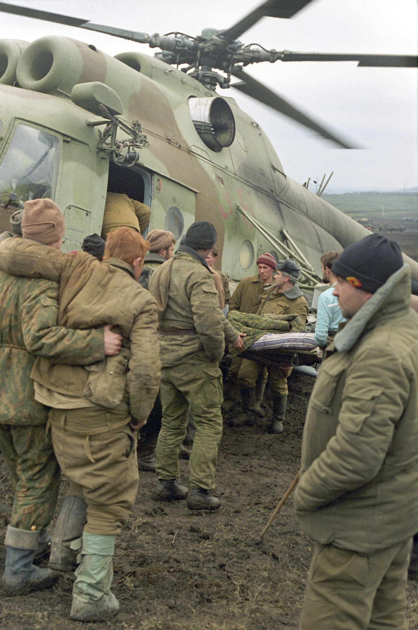 Погрузка раненых российских солдат в вертолет для отправки в Моздок, 1995 год