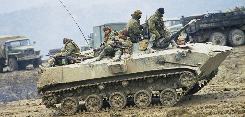 Российские военнослужащие на боевой технике во время боевых действий на территории Чеченской Республики и приграничных регионов Северного Кавказа, апрель 2000 года
