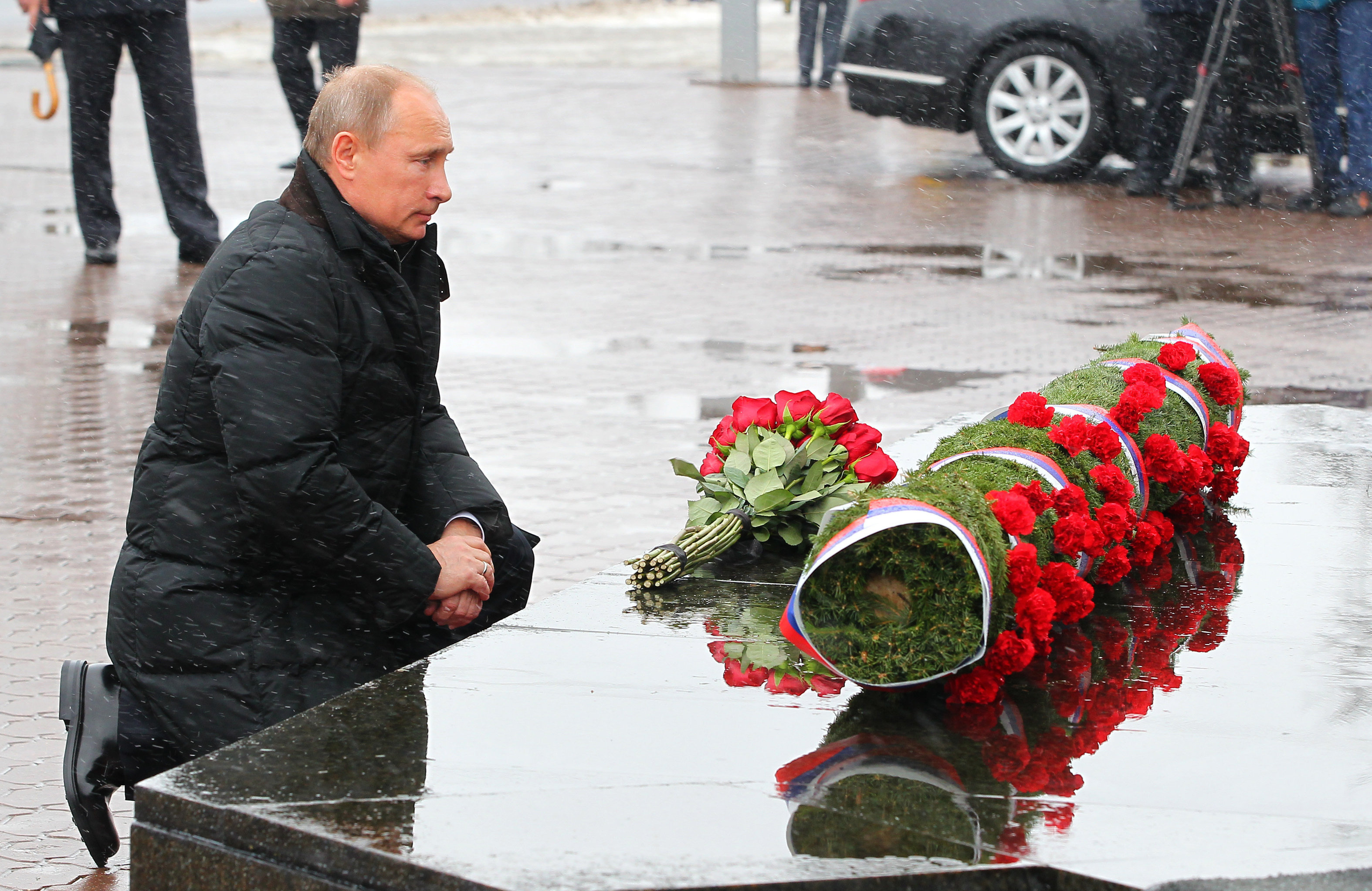 Президент России Владимир Путин возлагает цветы к памятнику воинам-десантникам 6-й роты, погибшим в Чечне