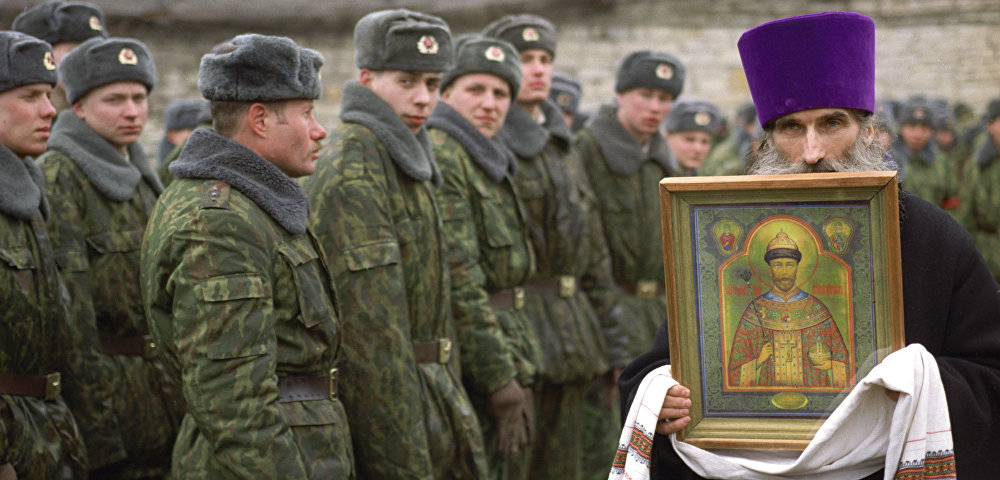 Российские военнослужащие и священник во время боевых действий на территории Чеченской Республики и приграничных регионов Северного Кавказа, ноябрь 1999 год