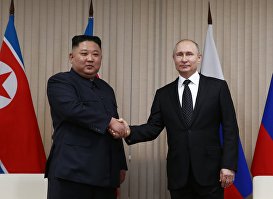 Президент РФ Владимир Путин и председатель Госсовета КНДР Ким Чен Ын (слева) во время встречи в кампусе ДВФУ во Владивостоке, 25 апреля 2019