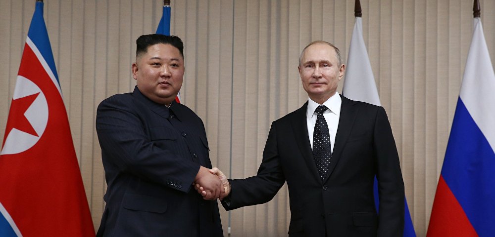 Президент РФ Владимир Путин и председатель Госсовета КНДР Ким Чен Ын (слева) во время встречи в кампусе ДВФУ во Владивостоке, 25 апреля 2019