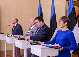 Президент Эстонии Керсти Кальюлайд подписывает назначения на должности нового правительства