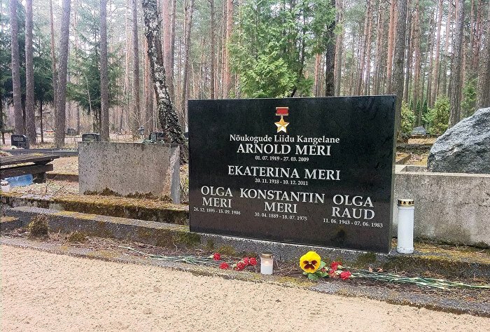 Надгробие на могиле Арнольда Мери на кладбище Лийва в Таллине