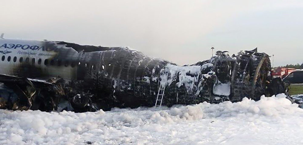 Тушение самолета авиакомпании "Аэрофлот" Superjet 100, вернувшегося во время рейса Москва - Мурманск в аэропорт Шереметьево из-за возгорания на борту