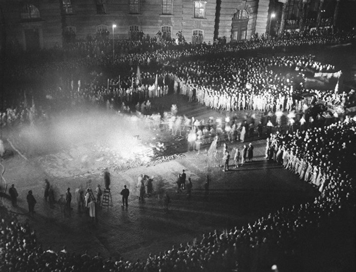 Студенты сжигают «негерманские» сочинения и книги на берлинской площади Опернплац, Берлин, 10 мая 1933 год