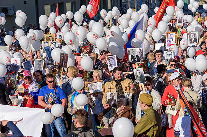 Участники шествия "Бессмертный полк" в Таллинне, 9 мая 2018 года