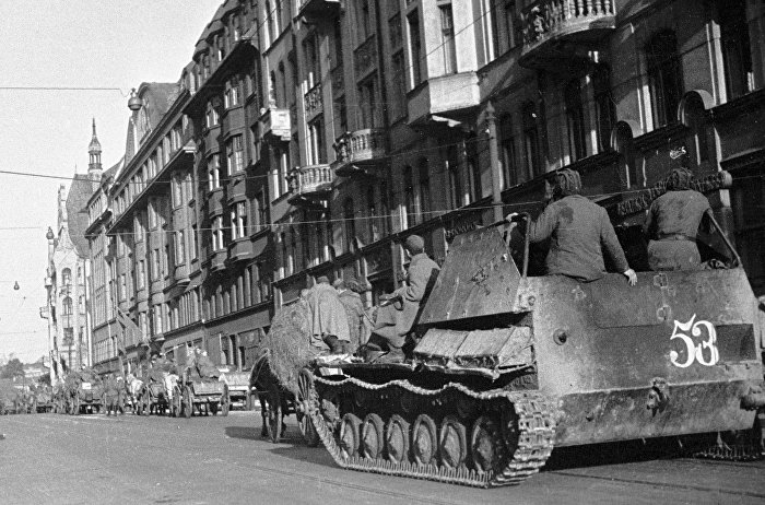 Колонна советских танков проходит по улицам освобожденной Риги, 1944 год