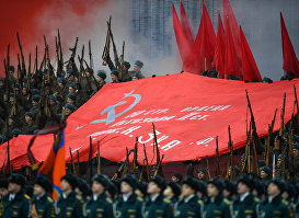 Военнослужащие в форме Красной армии времен Великой Отечественной войны во время торжественного марша на Красной площади
