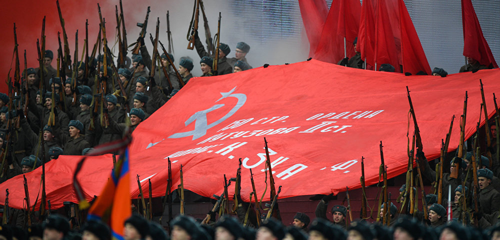 Военнослужащие в форме Красной армии времен Великой Отечественной войны во время торжественного марша на Красной площади