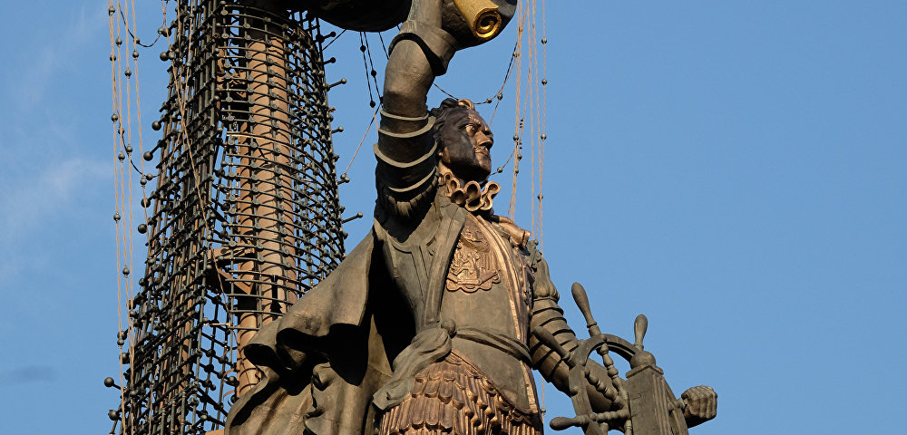 Памятник Петру I работы Зураба Церетели в Москве.