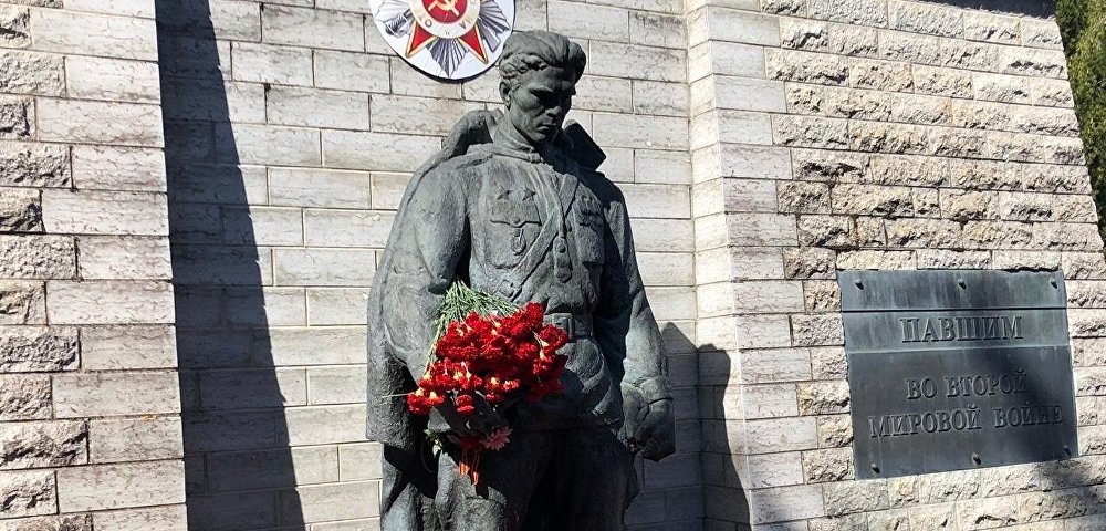 Бронзовый солдат в Таллине, 9 мая.