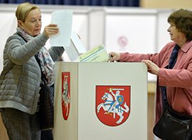 Избиратели голосуют на выборах президента Литвы на одном из избирательных участков в Вильнюсе, 12 мая 2019 года