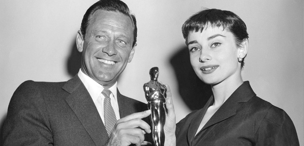 Одри Хепберн и Уильям Холден с наградой "Оскар" в Нью-Йорке, 1954 год