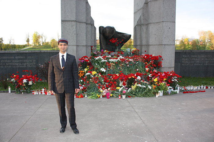 Житель Тарту Давид Арутюнян у памятника воинам-освободителям в Тарту, 9 мая 2019 года