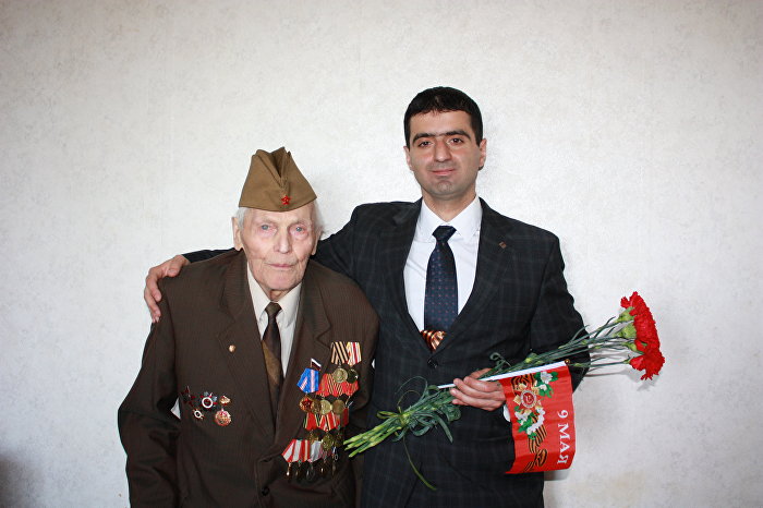 Житель Тарту Давид Арутюнян поздравляет ветерана Великой отечественной войны с Днем Победы. Тарту, 9 мая 2019 года.