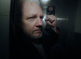 Основатель WikiLeaks Джулиан Ассанж после суда, 1 мая 2019