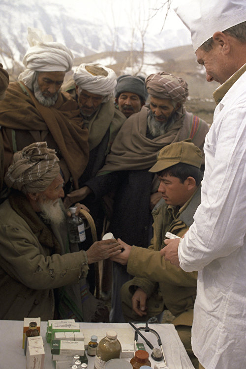 Республика Афганистан. Советские врачи оказывает медицинскую помощь местному населению в городе Джелалабад, 1988 год