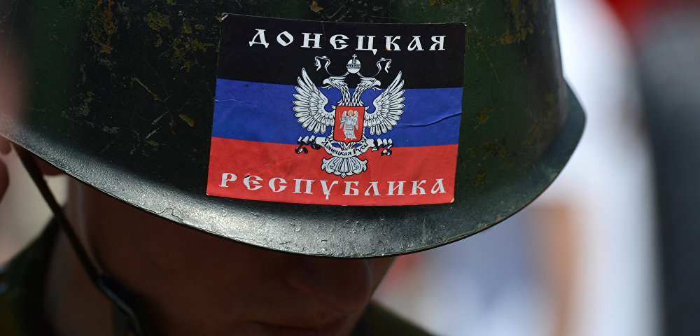 Мужчина в каске с флагом ДНР
