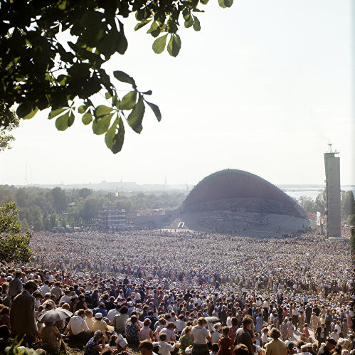 Зрители во время Праздника песни. Певческие эстрада и поле в Таллине, 1969 год