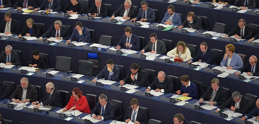 Депутаты во время пленарной сессии Европейского парламента