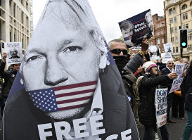 Участники акции в поддержку основателя WikiLeaks Джулиана Ассанжа