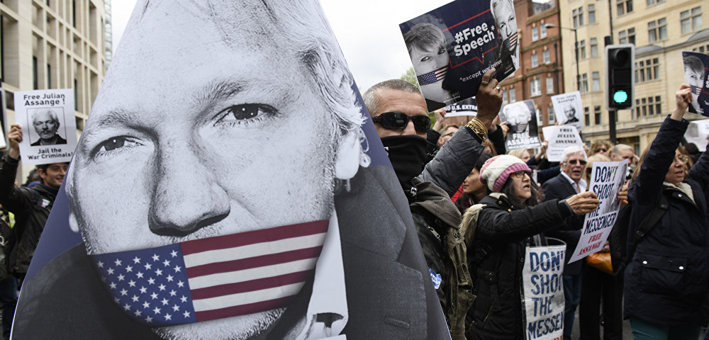 Участники акции в поддержку основателя WikiLeaks Джулиана Ассанжа