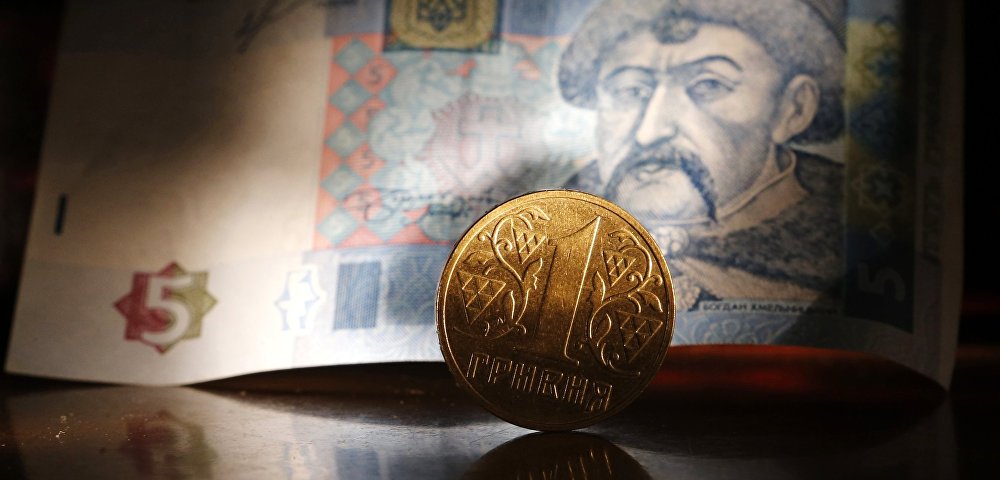 Денежные купюры и монета гривны Украины