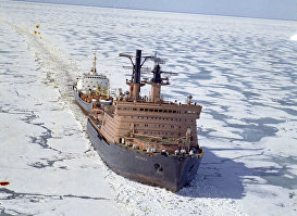 Атомный ледокол "Арктика" проводит судно сквозь льды Северного Ледовитого океана по Северному морскому пути