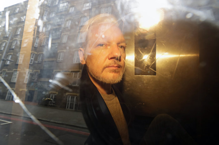 Основатель WikiLeaks Джулиан Ассанж после суда, 1 мая 2019