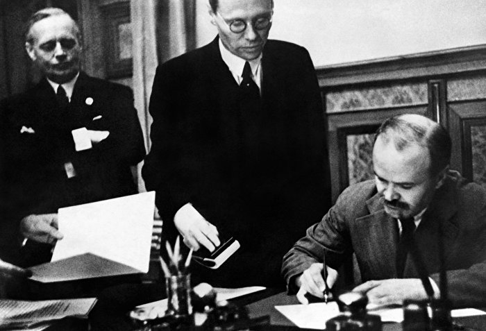Министр иностранных дел СССР Вячеслав Молотов вовремя подписания советско-германского пакта, 23 августа 1939 года