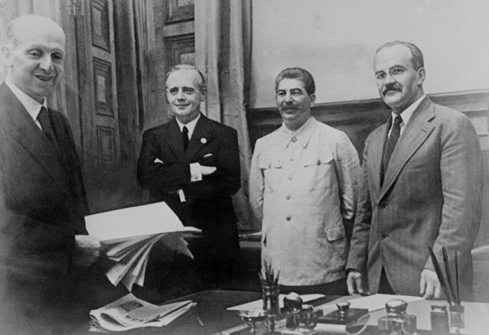 Фридрих Гаус, Иоахим фон Риббентроп, Иосиф Сталин и Вячеслав Молотов после подписания советско-германского пакта, 23 августа 1939 года
