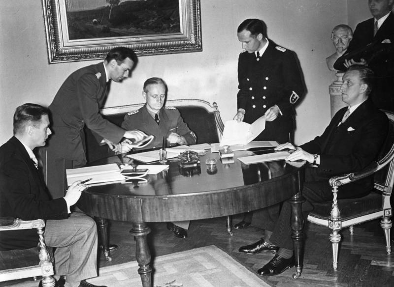 Подписание германо-эстонского и германо-латвийского договоров о ненападении Вильгельмом Мунтерсом, Иоахимом фон Риббентропом и Карл Сельтером, 7 июня 1939 года