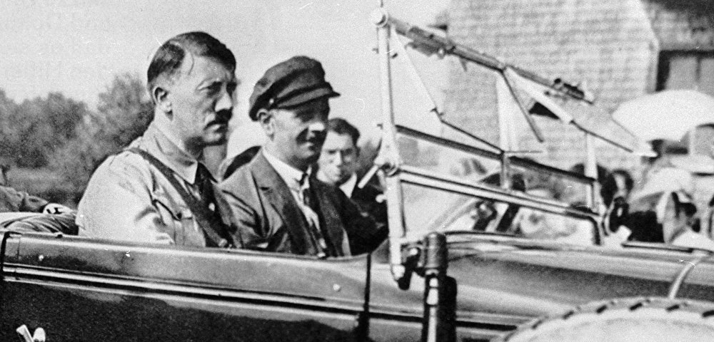Адольф Гитлер (в центре) с соратником по партии Мартином Борманом (сзади) 