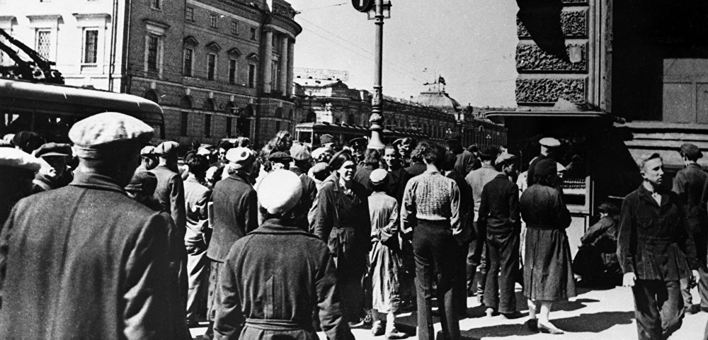 Жители Ленинграда 22 июня 1941 года во время объявления по радио правительственного сообщения о нападении фашистской Германии на Советский Союз