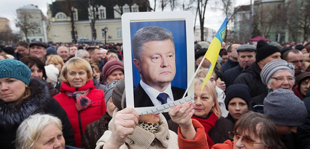 Украинцы с портретом Петра Порошенко на Михайловской площади в Киеве