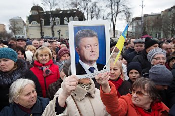 Украинцы с портретом Петра Порошенко на Михайловской площади в Киеве