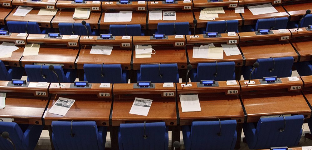 Места в зале, где проводится заседание Парламентской ассамблеи Совета Европы (ПАСЕ). 