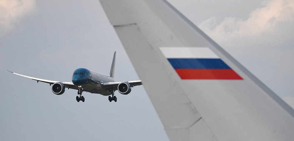 Самолет летит в Россию