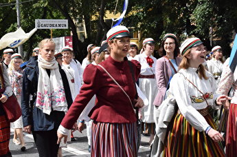 Президент Эстонии Керсти Кальюлайд с участниками праздника песни и танца в Таллине, 7 июля 2019