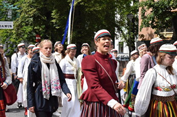 Президент Эстонии Керсти Кальюлайд с участниками праздника песни и танца в Таллине, 7 июля 2019