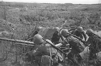 Подготовка орудия к бою солдатами Северо-Западного фронта Красной Армии, 1941 год