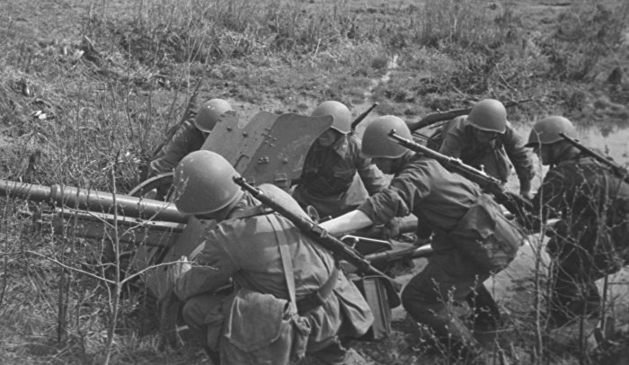 Подготовка орудия к бою солдатами Северо-Западного фронта Красной Армии, 1941 год