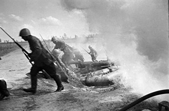 Советские солдаты Северо-Западного фронта форсируют водный рубеж, 1941 год