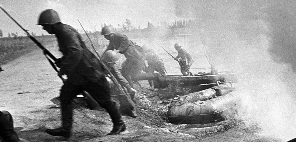 Советские солдаты Северо-Западного фронта форсируют водный рубеж, 1941 год