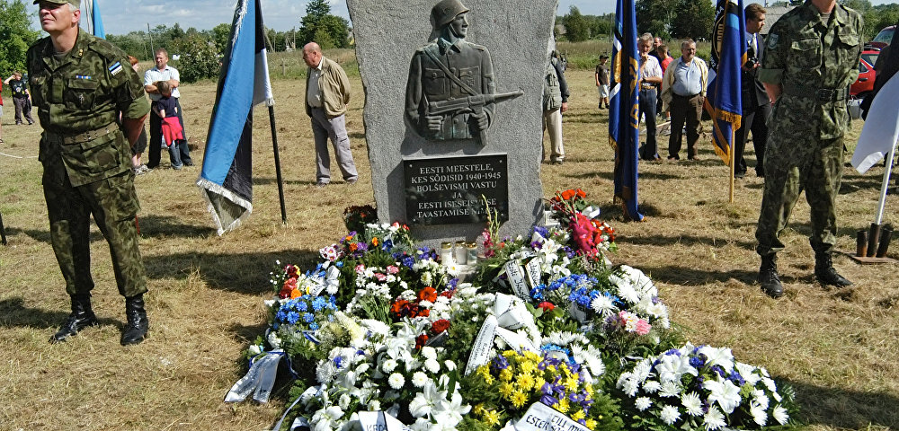 Церемония открытия в местечке Лихула памятника эстонцам, воевавшим против Советского Союза, в том числе и в составе 20-й дивизии СС