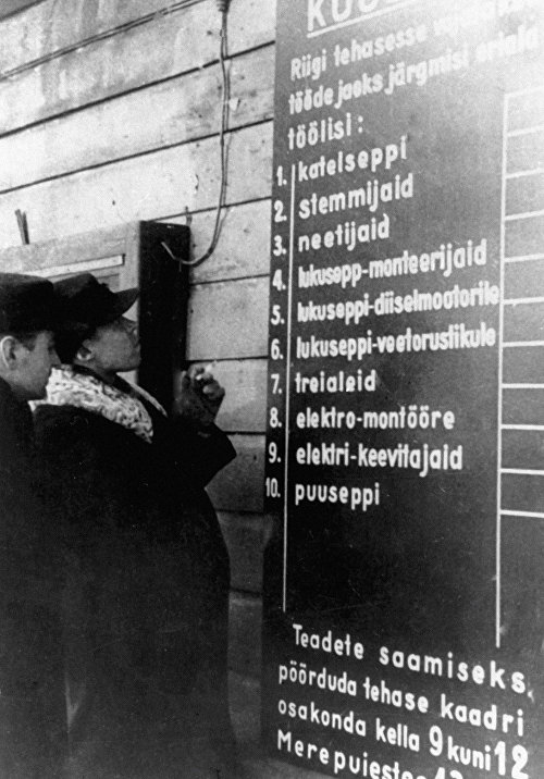 Жители города Таллина читают объявление о приеме на работу. 6 августа 1940 года Эстония была включена в состав СССР.